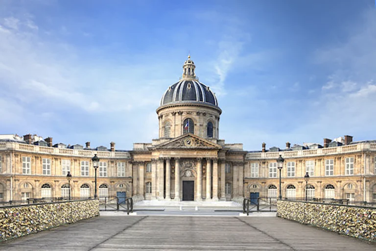 Privé : Installation du système de répéteur à l’Institut de France à Paris.